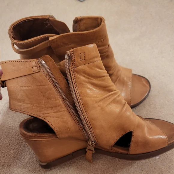 Open Toe Tan Wedge - Picture 4 of 8